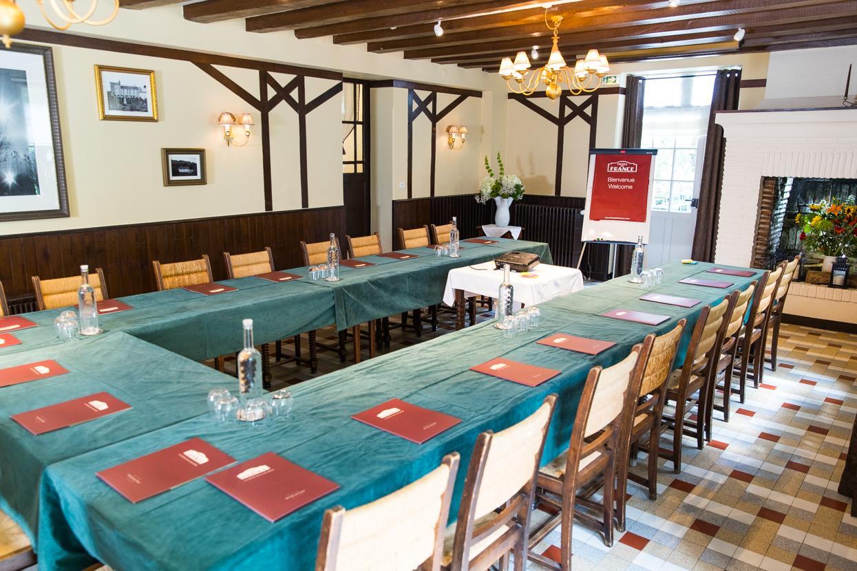 Logis Hotel De France La Chartre-sur-le-Loir Exterior photo